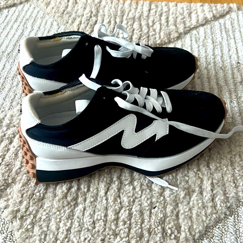 Like new size 8.5 Steve Madden retro Campo lace sneakers